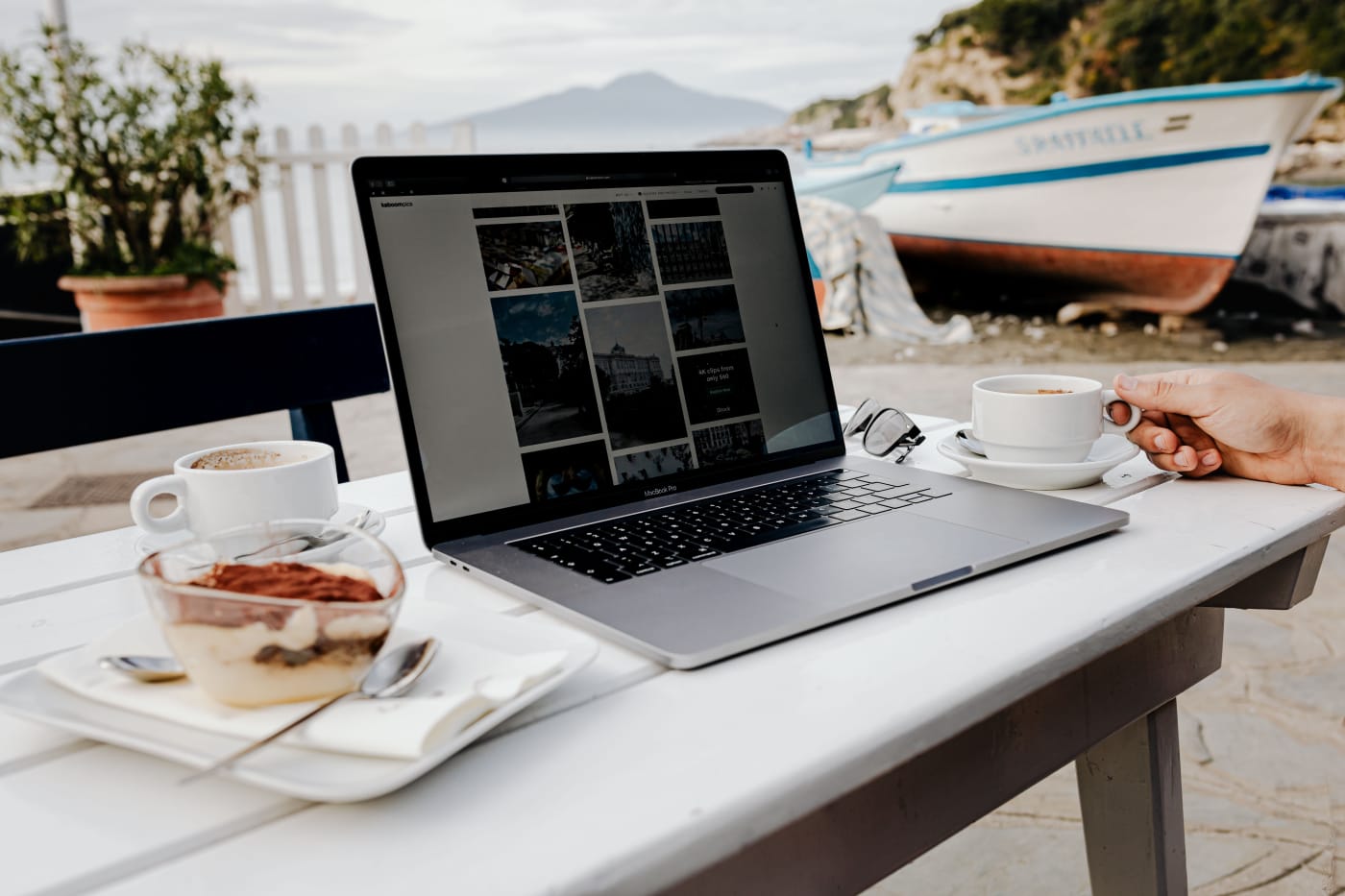 Dodawanie komentarzy działa już prawidłowo na blogu kaboompics working with a laptop by the sea cup of coffee and delicious tiramisu marina di puolo italy 12800
